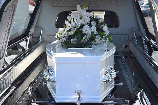 Plaque funéraire sur cercueil enterrement